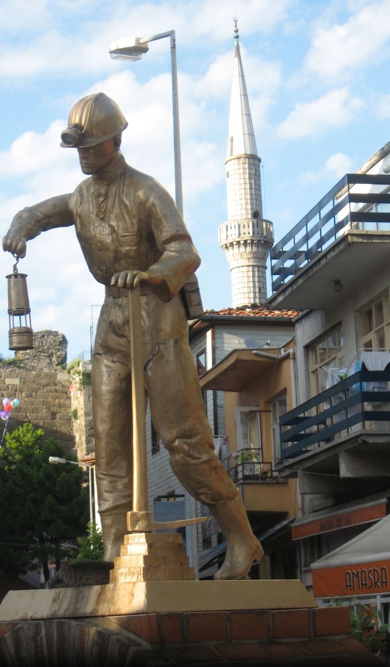 Amasra'daki madenci heykeli