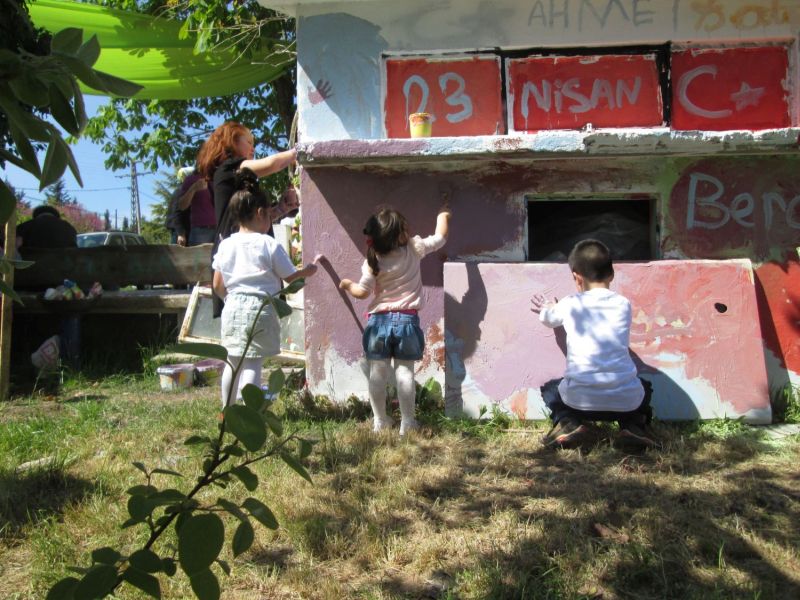 nesin vakfindaki çocuk şenliğinde duvar boyayan cocuklar