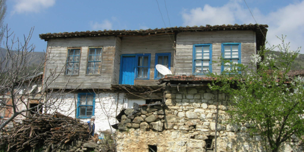 Uçmakdere’de heybetli çınarlar arasında